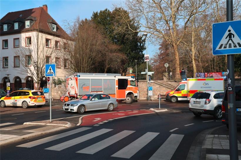 Fahrzeuge von Feuerwehr und Rettungsdiensten stehen in der Nähe des Tatortes
