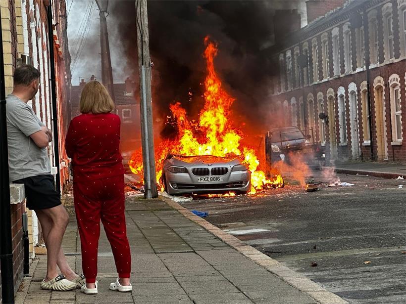 Brennende Fahrzeuge auf der McMaster Street in Belfast während einer Anti-Einwanderungsdemonstration nach Messerangriff