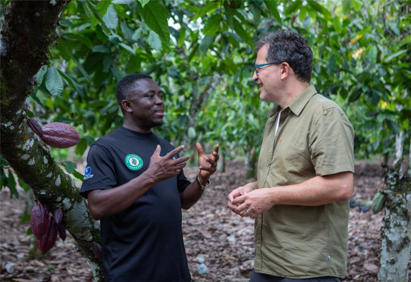 Fairtrade-Lëtzebuerg-Präsident Jean-Louis Zeien vergewissert sich in Ghana über ...