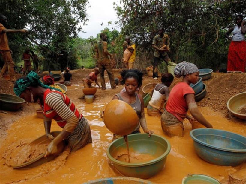 Fairtrade will mit fair produziertem und gehandeltem Gold gegen illegalen Goldabbau wie hier in Ghana mehr als ein Zeichen setzen