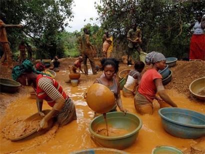 Fairtrade will mit fair produziertem und gehandeltem Gold gegen illegalen Goldabbau wie hier in Ghana mehr als ein Zeichen setzen