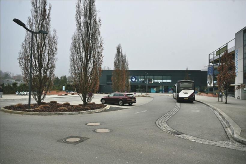 Falschparker blockieren Bushaltestelle und verursachen Platzmangel für Busfahrer im städtischen Verkehr