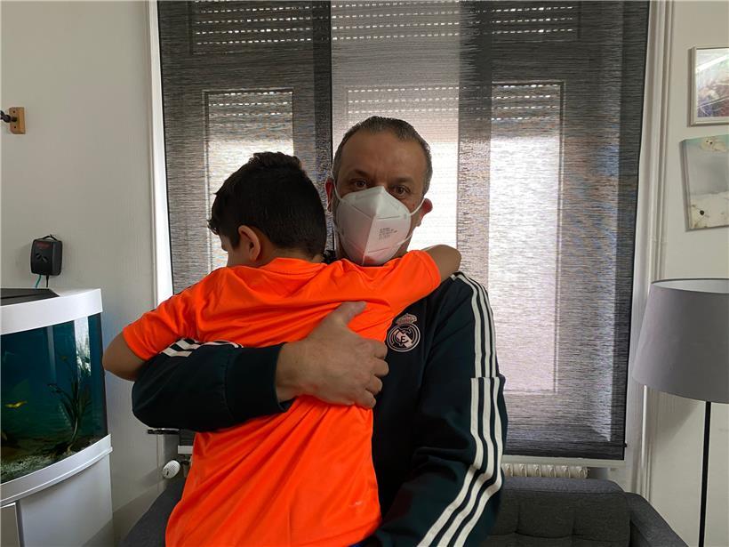 Familie Alshimmry entschied sich dazu, nur den Vater Qasim mit dem jüngsten Sohn für eine Publikation im Tageblatt abzulichten 
