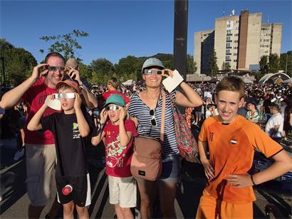 Familie Broekzitter aus den Niederlanden macht Campingurlaub in der „Fuussekaul“ und hatte mit eigenen Schutzbrillen vorgesorgt