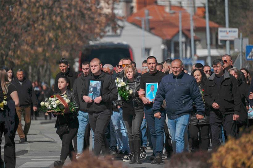 Familienangehörige der Opfer der Brandkatastrophe im nordmazedonischen Kocani begeben sich auf eine Trauerfeier: Immer gibt es in den Balkanstaaten einen Zusammenhang zwischen Katastrophen einerseits sowie Korruption und Vetternwirtschaft andererseits
