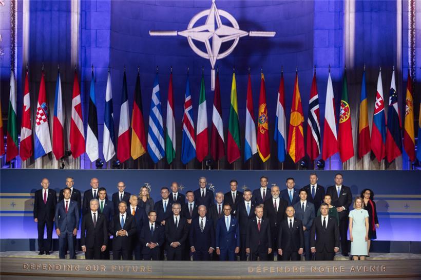Familienfoto beim NATO-Gipfel: Luxemburgs Premier Luc Frieden leistet in der dritten Reihe als Vierter von links Italiens Premierministerin Meloni Gesellschaft
