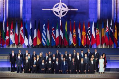 Familienfoto beim NATO-Gipfel: Luxemburgs Premier Luc Frieden leistet in der dritten Reihe als Vierter von links Italiens Premierministerin Meloni Gesellschaft
