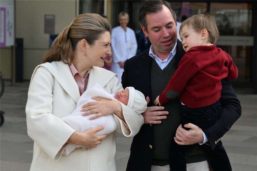 Familienglück: Das Prinzenpaar mit seinen Kindern Charles und François im März 2...