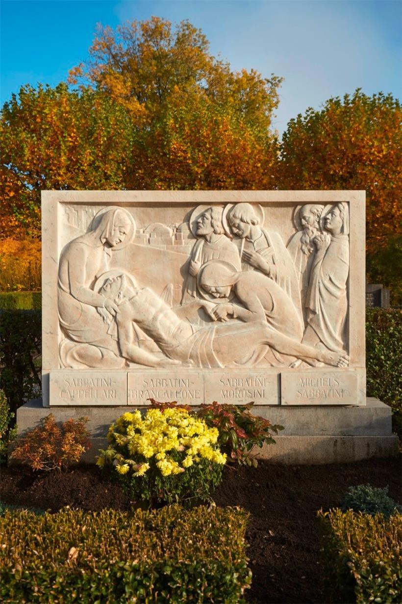 Familiengrab der Sabbatinis in weißem Marmor mit klassischer Grablege

