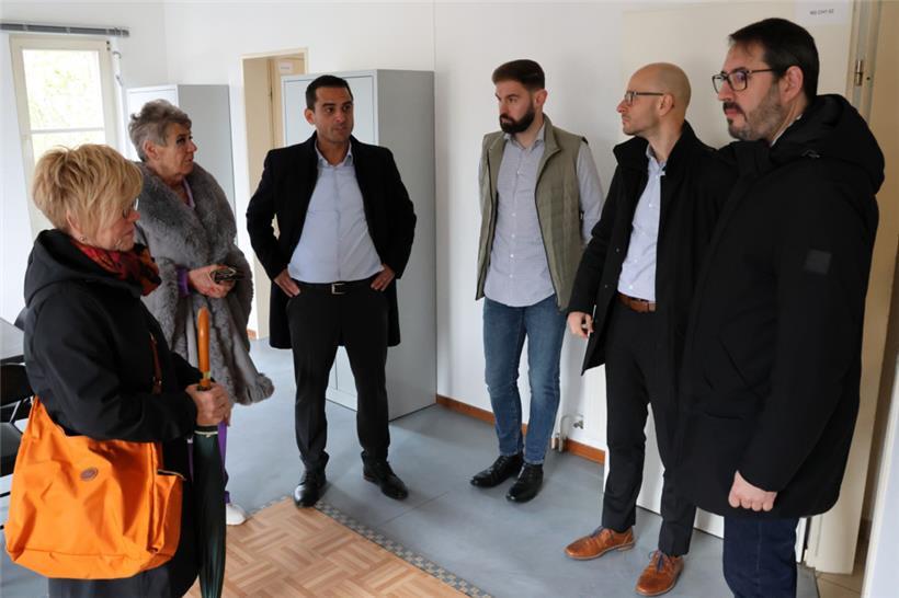 Familienminister Max Hahn (3. v.l.) bei der Besichtigung der fertig eingerichtet...