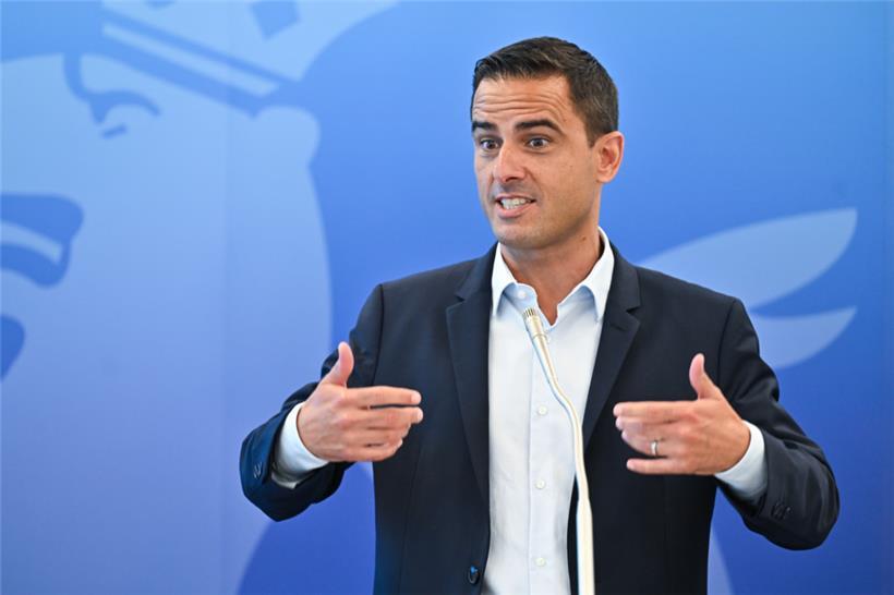 Familienminister Max Hahn kündigt neue Maßnahmen gegen Armut an, darunter gezielte Hilfen für Familien und Senioren
