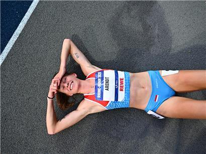 Fanny Arendt läuft 400 Meter und verbessert ihren Landesrekord in Leichtathletik Sprint-Disziplin