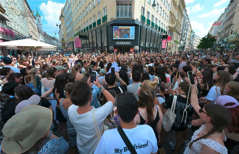 Fans der US-Sängerin Taylor Swift – Swifties – versammeln sich in Wien

