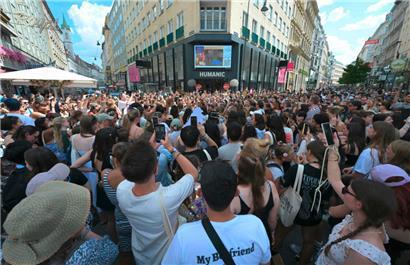 Fans der US-Sängerin Taylor Swift – Swifties – versammeln sich in Wien
