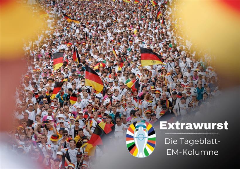 Fans der deutschen Fußball-Nationalmannschaft marschieren in einem Fantross in Richtung Stadion
