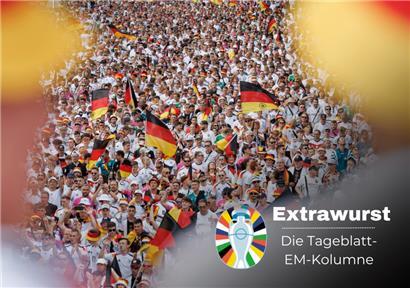 Fans der deutschen Fußball-Nationalmannschaft marschieren in einem Fantross in Richtung Stadion
