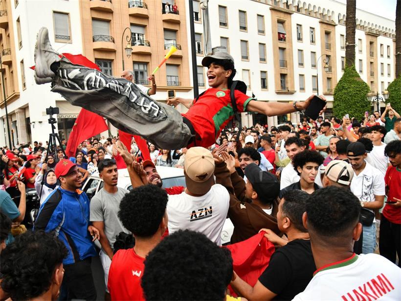 Fans feiern in Rabat, nachdem Marokko Kanada im Achtelfinale der Fußball-Weltmeisterschaft besiegt hat
