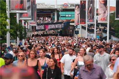 Fans versammeln sich am Donnerstag vor dem Wembley-Stadion, um das erste von fünf Konzerten der Eras-Tour von Taylor Swift in London zu besuchen
