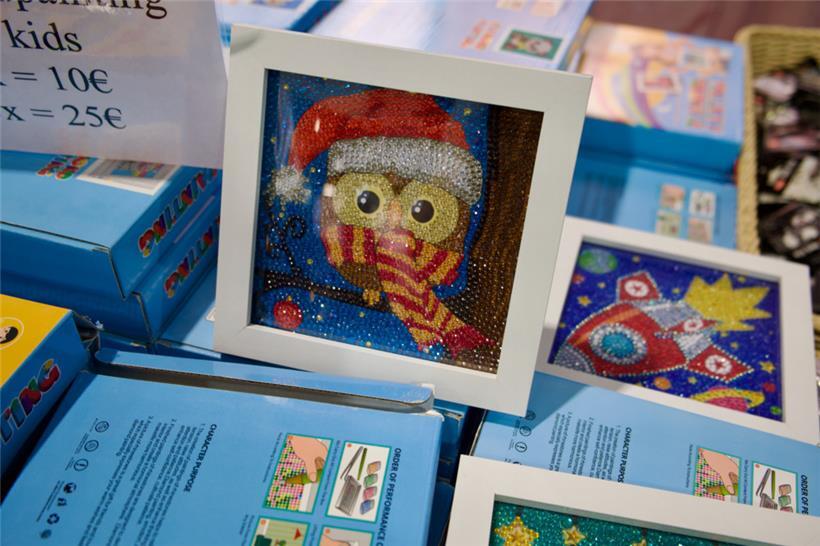 Farbenfrohe Designs entstehen durch die präzise Platzierung winziger „Diamanten“