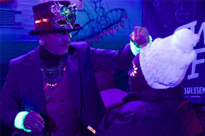 Farbenfrohe Verwandlung: Beim Facepainting wird das Publikum selbst Teil der Kun...