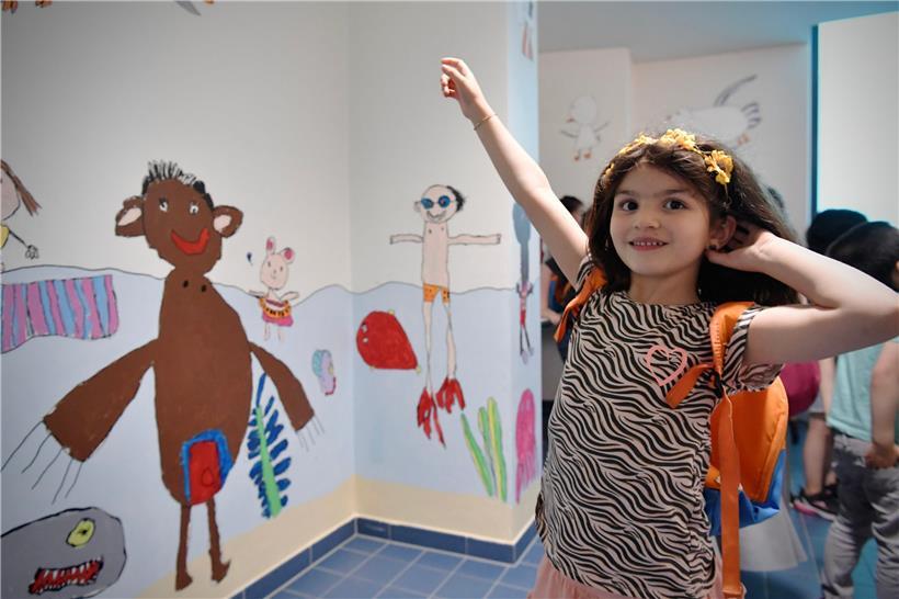 Farbtupfer: Die neue Familien-Umkleidekabine wurde von Kindern aus der Brill-Schule bemalt
