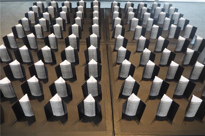„Farhenheit 451“, installation de 100 livres sauvés de la destruction: Marina Boucheï fait la relecture d’une brochure contenant la notice explicative d’un appareil Siemens
