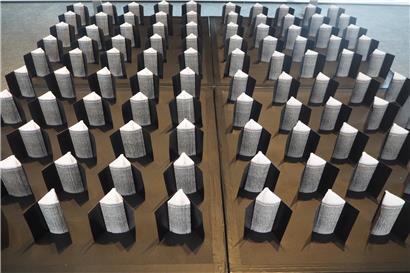 „Farhenheit 451“, installation de 100 livres sauvés de la destruction: Marina Boucheï fait la relecture d’une brochure contenant la notice explicative d’un appareil Siemens
