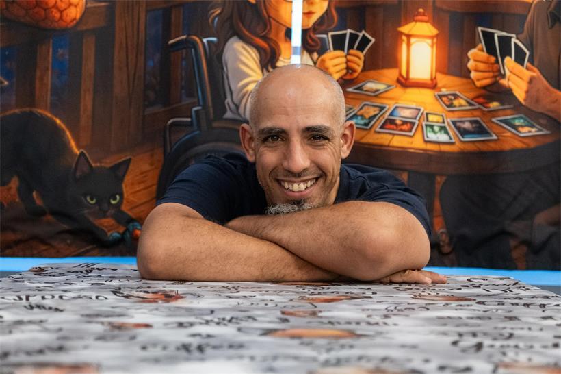 Farid bringt die gesamte Technik mit und verwandelt private Räume für einen Abend in kleine Konzertsäle