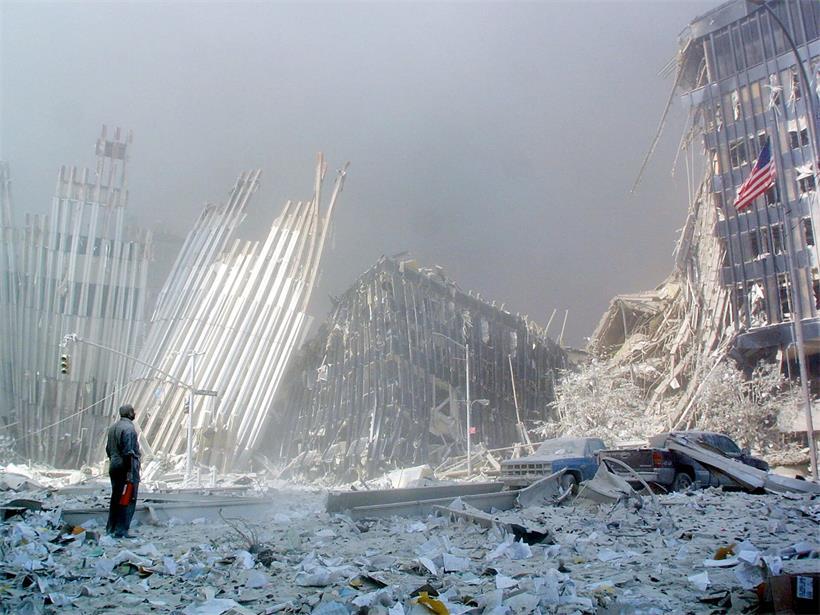 Fassungslosigkeit nach dem Zusammenbruch: Ein Mann in den Trümmern des World Trade Centers, wo an diesem Tag 2.753 Menschen starben