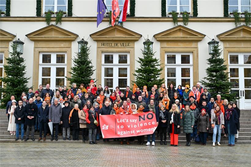 Fast 100 Menschen versammelten sich vor dem hauptstädtischen Rathaus, um ein Zei...