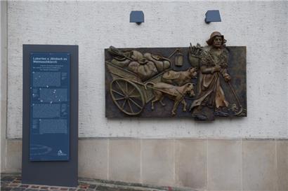Fast 200 Kilogramm wiegt die Gedenktafel
