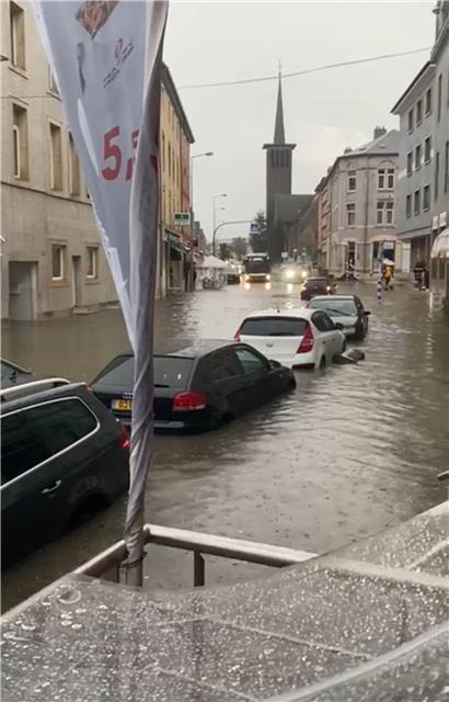 Fast 50 Liter Wasser pro Quadratmeter sind laut Messstation  am Freitag zwischen 17 und 19 Uhr auf Differdingen niedergeprasselt. Geklärt werden muss, nun, wie und ob überhaupt man solche Regenmassen bändigen kann. Das Bild stammt aus einem Video, das Bewohner am Freitag gedreht haben.
