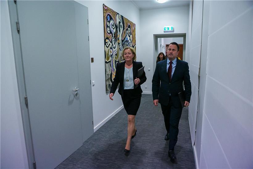 Fast alle beschreiben sie als dynamisch: Paulette Lenert und Premierminister Xavier Bettel unterwegs zu einer der zahlreichen  Pressekonferenzen
