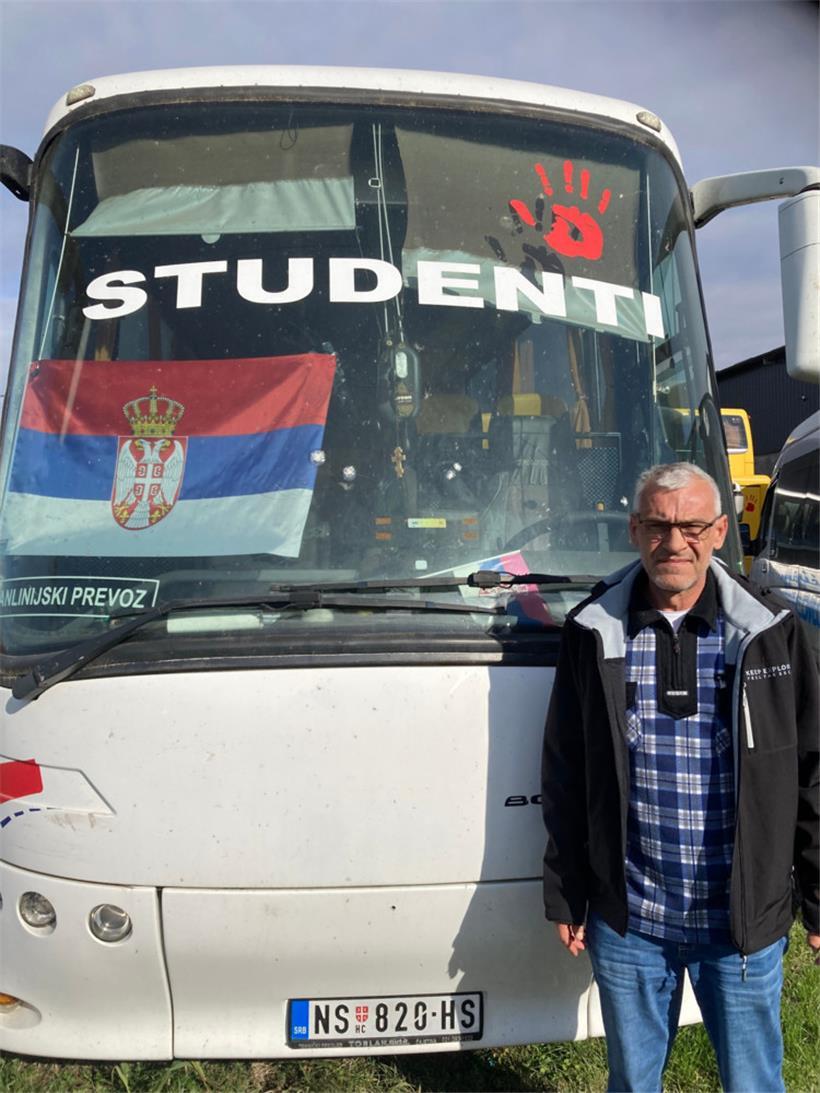 Fast in den Selbstmord aus Verzweiflung getrieben: Der Busunternehmer Miromir Jacimovic (49) im serbischen Dorf Djurdjevo wird wegen des Transports protestierender Studenten schikaniert
