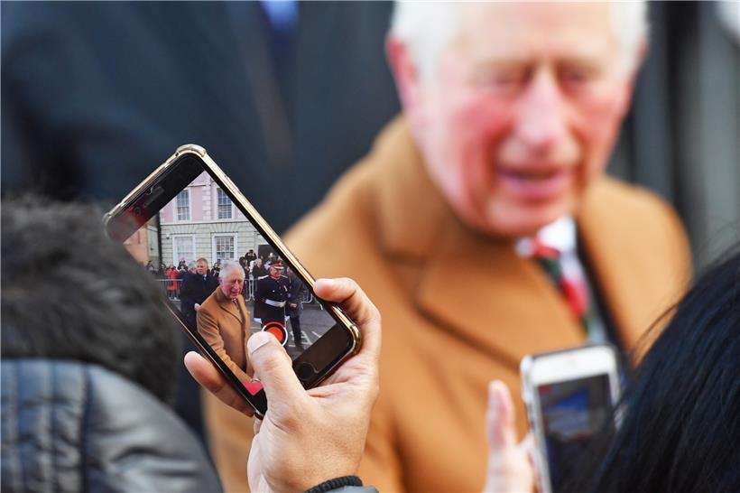 Fast jeder trägt heute eine ganz passable Kamera in der Hosentasche – eingebaut in das Smartphone
