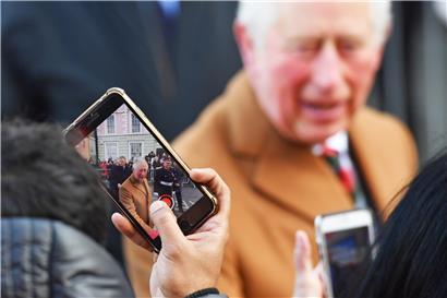Fast jeder trägt heute eine ganz passable Kamera in der Hosentasche – eingebaut in das Smartphone
