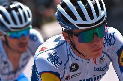 Fast neun Monate nach seinem Horrorsturz ist Remco Evenepoel zurück im Fahrerfeld
