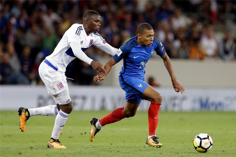 Fast sieben Jahre her: Christopher Martins rückt Kylan Mbappé auf die Pelle. Am Mittwoch kommt es wieder zu diesem Duell.
