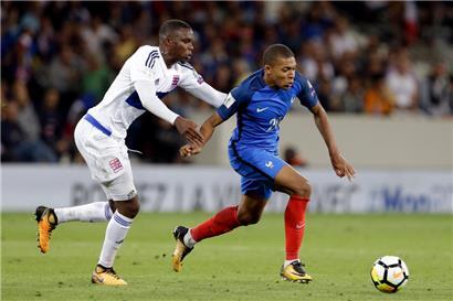 Fast sieben Jahre her: Christopher Martins rückt Kylan Mbappé auf die Pelle. Am Mittwoch kommt es wieder zu diesem Duell.
