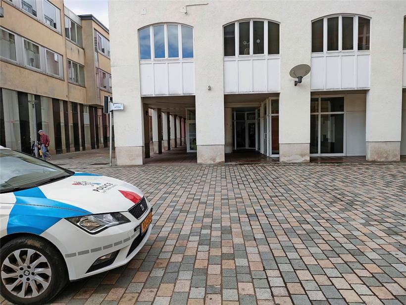 Fast täglich passiert die Polizei an den Arkaden des Gebäudes, so auch am Montag...