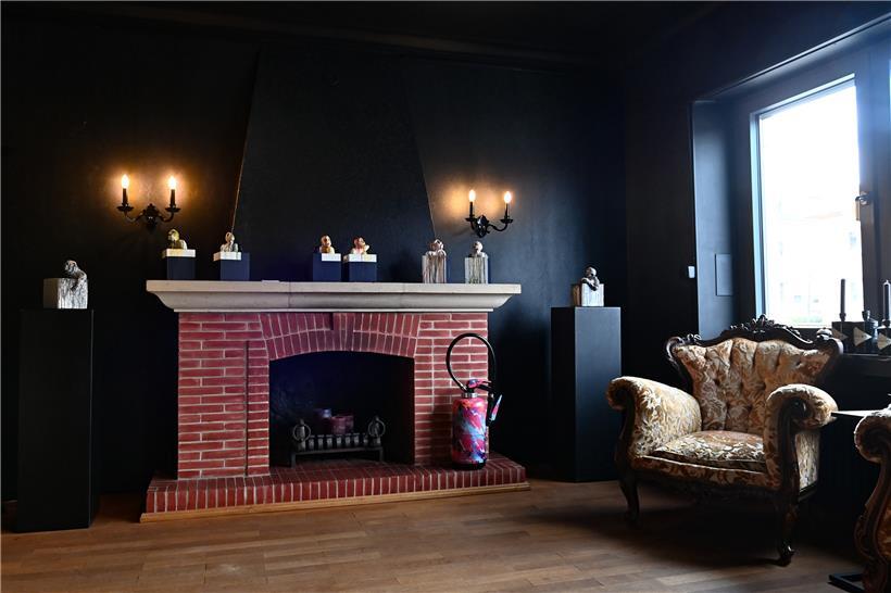 Fast wie in der guten Stube. Kunst überm Kaminfeuer.