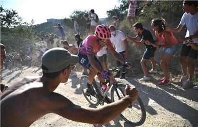 Fast wie in früheren Tagen: Alberto Bettiol wird von den Zuschauern angefeuert, die trotz Corona zum Großteil weder Masken tragen noch Abstand halten
