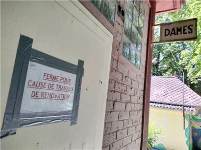 Fast zweieinhalb Jahre dauert sie schon, die Renovierung der öffentlichen Toiletten hinter dem Boulodrome auf dem Escher Galgenberg. Auch wenn es momentan nicht danach aussieht, so sollen die Arbeiten laut der Gemeinde in einigen Wochen fertig werden. 
