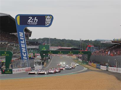 Le Mans Rennstrecke voll besetzt mit jubelnden Fans, Cadillacs starten vorn bei packendem Motorsport-Event