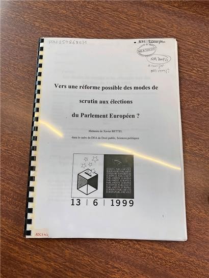 Faute de décision, le mémoire de Xavier Bettel est toujours crédté d’un 11/20 et le diplôme de DEA toujours bel et bien reconnu
