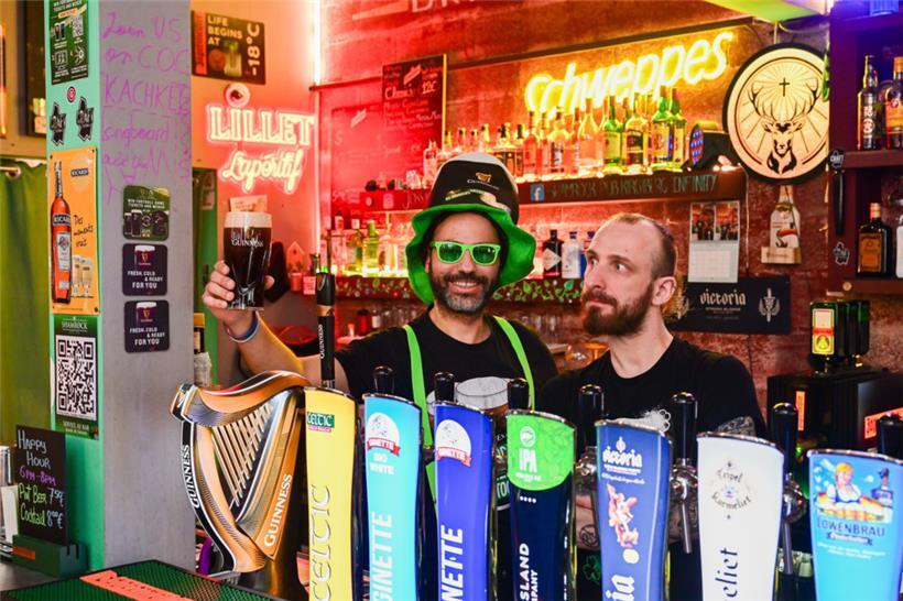 Fays Djoher und Barkeeper Stef (v.l.) freuen sich auf St. Patrick’s Day
