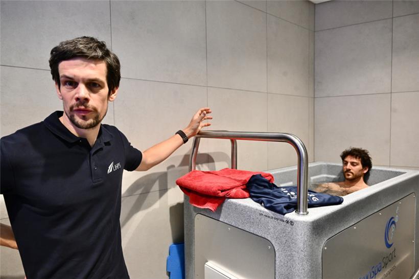 Fechter Flavio Giannotte regeneriert im Kältebecken
