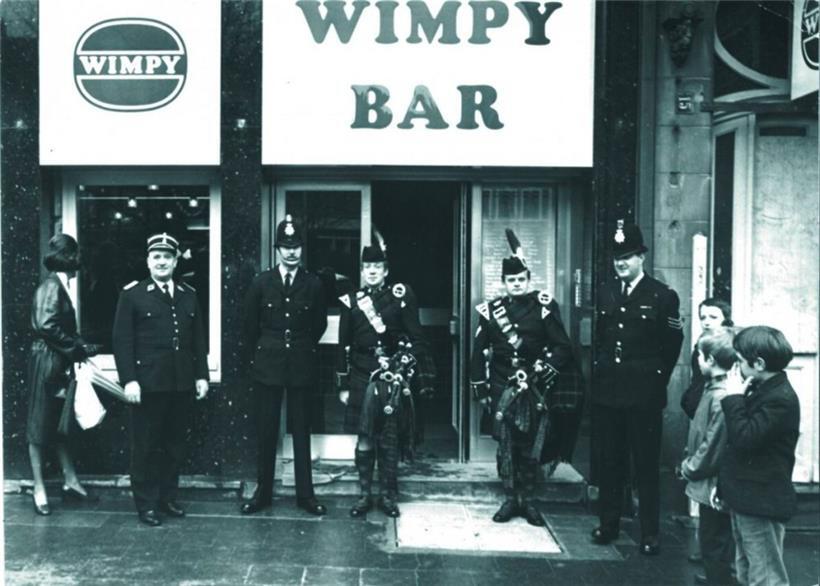Feierliche Eröffnung des zweiten Wimpy-Restaurants 1971 auf der place d’Armes
