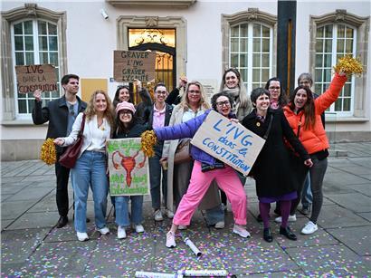 Feiern nach der Abtreibungsdebatte vor der Abgeordnetenkammer