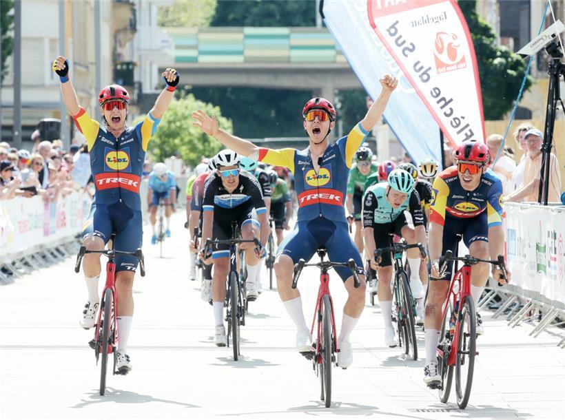 Feierten einen Dreifacherfolg: die Fahrer von Lidl-Trek um Etappensieger Jakob Söderqvist (rechts)

